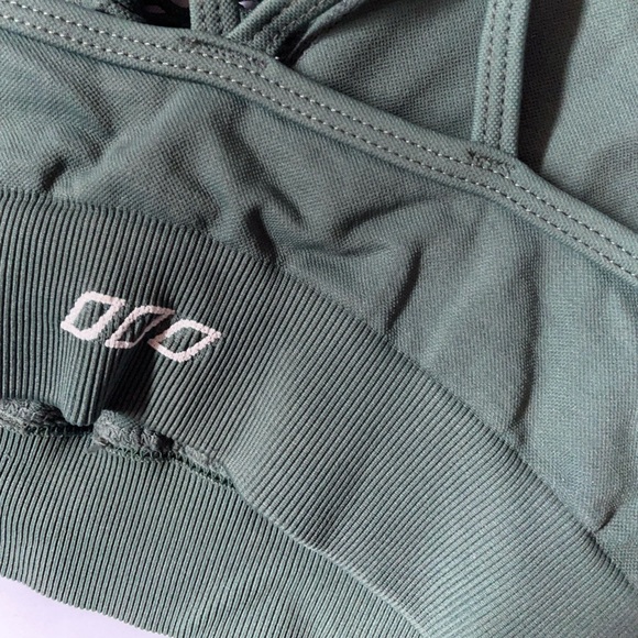 Green High Neck Cut Out Strapy Sports Bra - Picture 4 of 10